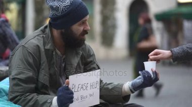 Evsiz yardım: nazik yaşlı bir dilenci için sıcak kahvaltı getiren adam 