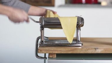 Hamur o düzleştirmek için makineye geçen