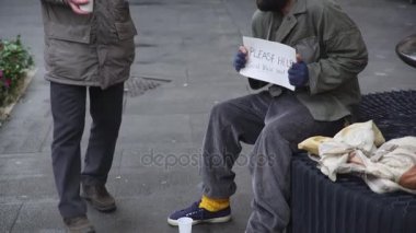 Evsiz soğuk hisseden sıcak kahvaltı nazik bir yaşlı adam alır