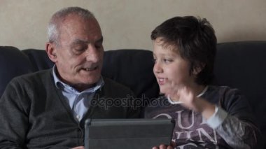 Eski büyük torunu kanepe kullanma ile tablet, portre