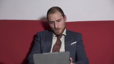 İşadamı tablet ile çalış ve exults