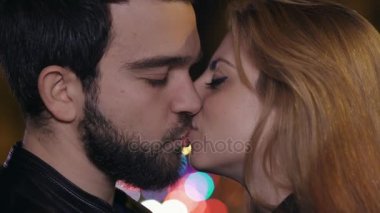 Çift öpüşme, şehir gece arka plan aşık yakın çekim