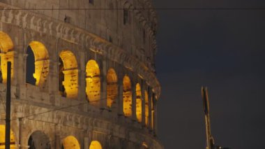 Dilenci trafik ışığı altında Roma Kolezyum, sadaka için sorar
