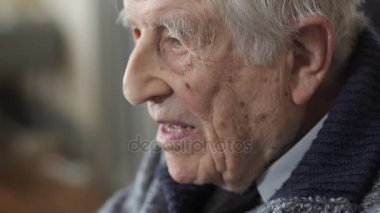 Çok yaşlı adam üzgün ve depresyonda. Üzgün dedesi portre
