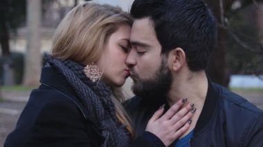 tatlı çift öpüşme Park üzerinde yakın: aşk, ilişki, tutku
