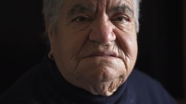 Angry and serious old woman looks at the camera — Stock Video