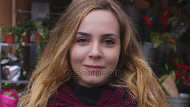 Loira e sensual mulher sorri para a câmera, ao ar livre — Vídeo de Stock