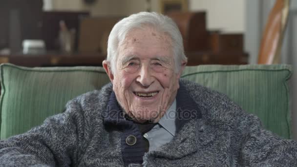 Feliz anciano sonriendo y hablando en la cámara — Vídeo de stock