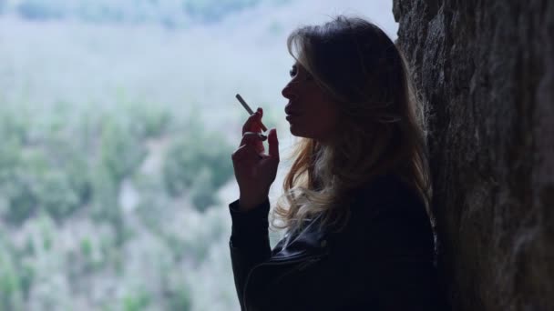 Silueta de mujer misteriosa fumando un cigarrillo, al aire libre — Vídeos de Stock