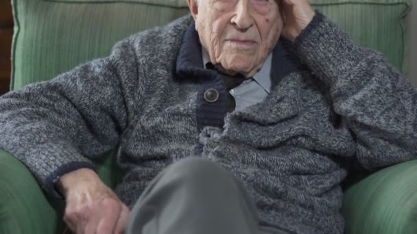 Üzgün ve depresyonda yaşlı adam görünüyor kamera: üzgün eski büyükbaba portre — Stok video