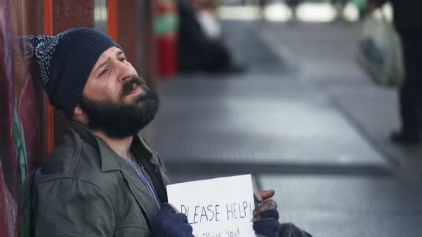 Close-up op bedelaar verdrietig en wanhopig in de straat die wordt genegeerd door mensen — Stockvideo