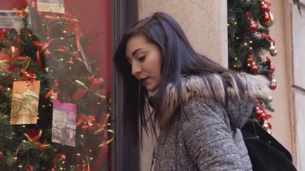 Портрет милої брюнетки дивиться на вікно магазину — стокове відео