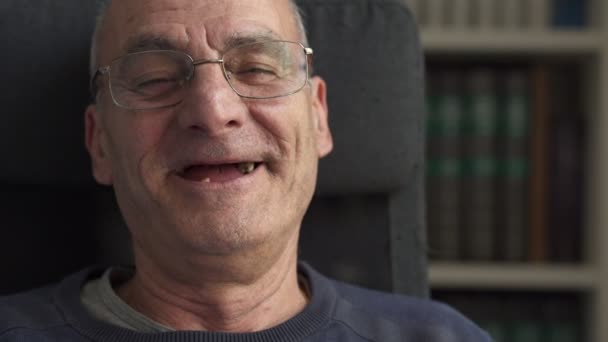 Starý muž šťastný se směje nahlas, zobrazující ústa bez chrupu zblízka — Stock video