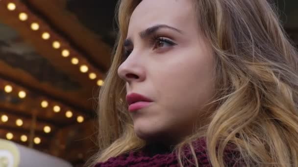 落ち込んでいる女性と若い女性が悲しい、カルーセルの背景 — ストック動画