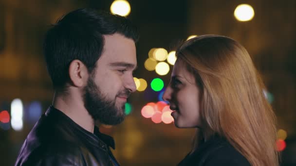 Love scene: couple in love kisses in the evening in the city — Stock Video