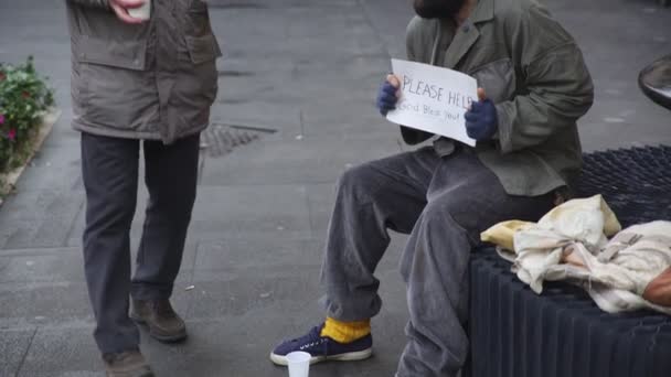 Άστεγοι που αισθάνεται κρύο λαμβάνει ζεστό πρωινό από μια ήπια ηλικιωμένος άνθρωπος — Αρχείο Βίντεο