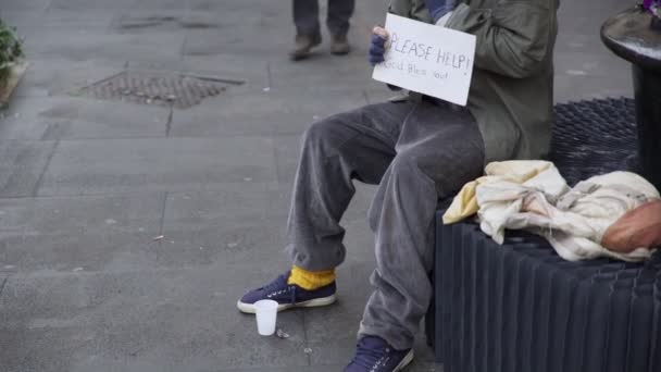 Sem-teto na rua no frio recebe café da manhã de um estranho — Vídeo de Stock