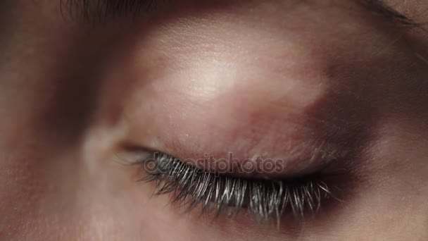 Відкривається макро-зелене око жінки — стокове відео