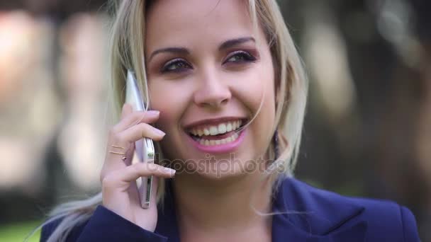 Cerca de la mujer rubia de negocios hablando por teléfono sonriendo — Vídeo de stock