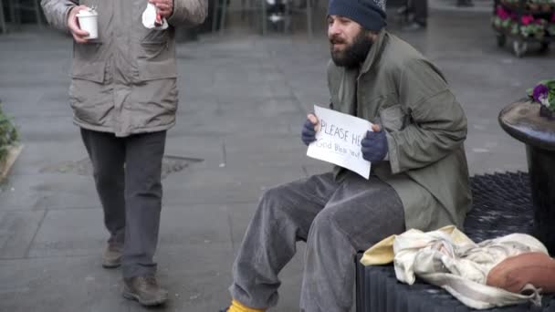 Un sans-abri affamé reçoit le petit déjeuner d'un homme âgé — Video