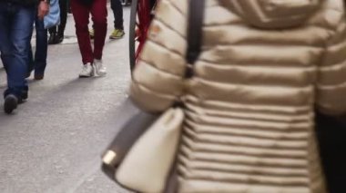 ayrıntı şehir yayalar arasında yürürken taşıma