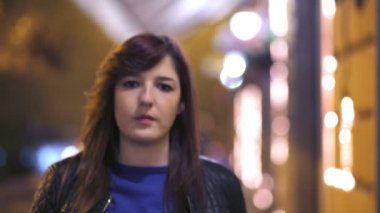 Esmer gece ve kamera gülümsüyor sokakta yürüyor