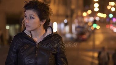 Endişeli ve sabırsız kadın birini şehrin gece bekledi