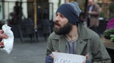 Evsiz yaşlı bir adam tarafından sokak riceives Kahvaltı 