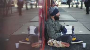 Üzgün evsiz oturma sadaka yalvarıyor sokakta tek başına