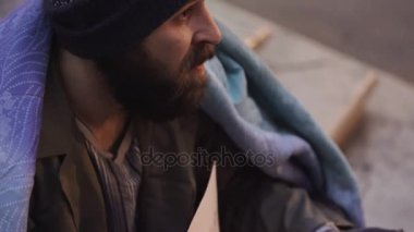 Sokakta oturan dilenci bir sikke bir kişi alır.