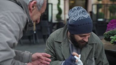 Evsiz yüzü sevecen için kahvaltı cömert adam getiriyor