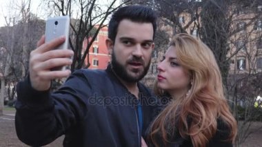 mutlu çiftimiz parkta komik bir selfie yapıyor aşık