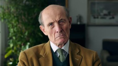 Ciddi ve kızgın komuta sizde görünüyor kameraya, portre