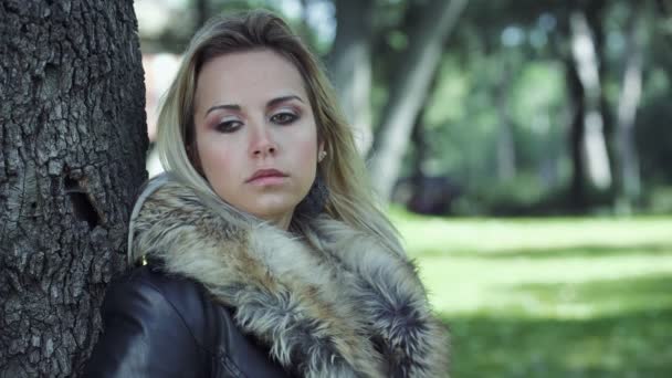 Traurig depressive blonde Frau weint im Park — Stockvideo