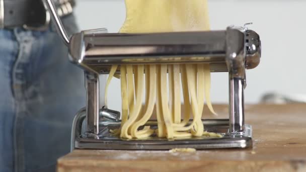 Předávání těsto do stroje, který řeže to, italské tradice — Stock video