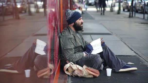 Отчаянные бездомные просят милостыню на улице — стоковое видео