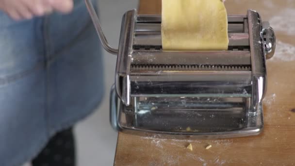 Dokonywanie fettuccine: przekazując ciasto do maszyny, który tnie to — Wideo stockowe