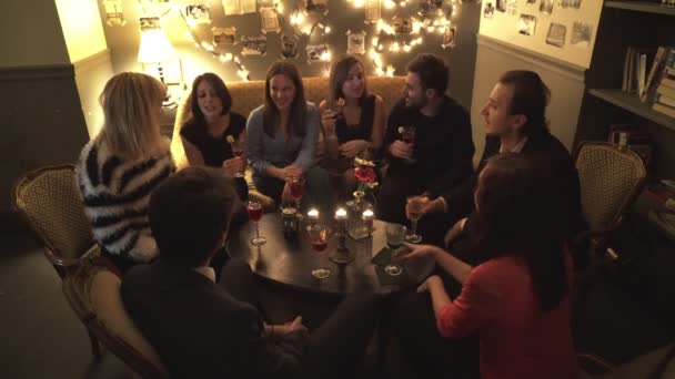 Sprawiają eleganckie osób przy stole toast — Wideo stockowe