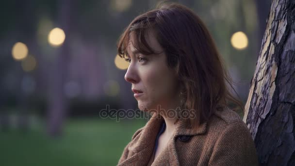 Porträtt av ledsen och desperat kvinna på park på natten — Stockvideo