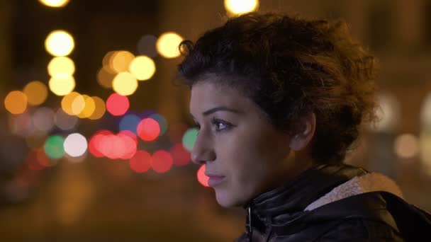 Profil de coûteuse et triste jeune femme seule dans la ville la nuit — Video