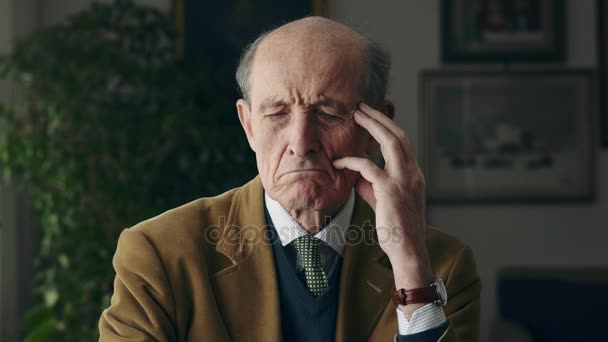 Hombre mayor preocupado y enojado. Retrato de anciano enojado — Vídeos de Stock