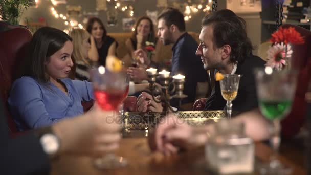 Portrét mladého páru flirtování v zaplněném baru — Stock video