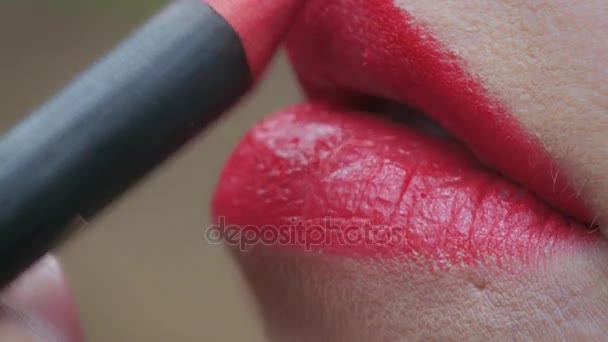 Toepassing van rood potlood om de lippen-macro — Stockvideo