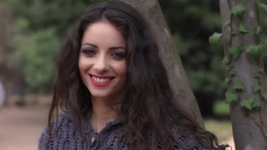 Çekici genç kız kameraya, açık arıyor gülüyor