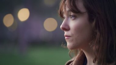 Depresyonda ve sıkıntılı bir kadın. Korkmuş kadın portresi