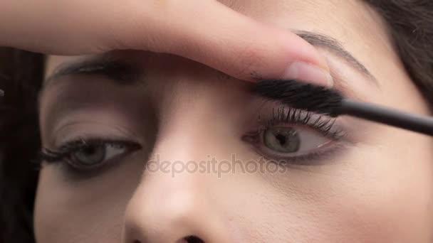 Close up on beautiful woman 's eyes make up by make up artist — стоковое видео