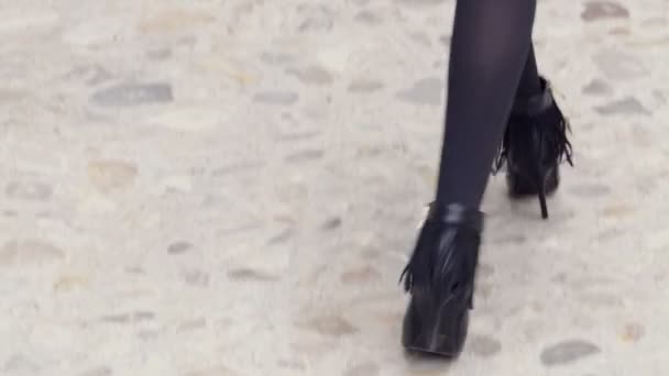 Sexy mujer rubia camina, gira sonrisas y saluda a la cámara — Vídeo de stock