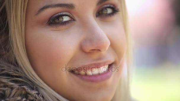 Hermosa y brillante sonrisa de la joven rubia, de cerca — Vídeos de Stock