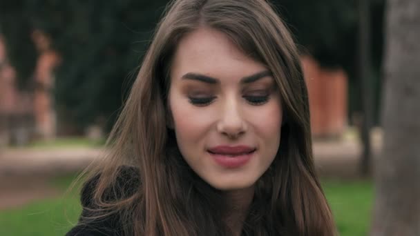Retrato de mulher bonita e sensual sorrindo para a câmera, ao ar livre — Vídeo de Stock