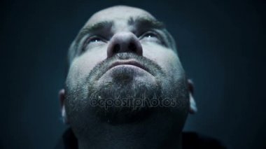 Üzgün depresif genç adam kafasını kamera bakan düşürür